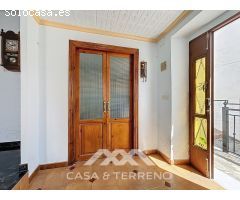 Se vende: Vida de pueblo con encanto - Casa espaciosa con terraza, patio y