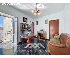Se vende: Vida de pueblo con encanto - Casa espaciosa con terraza, patio y