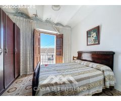 Se vende: Vida de pueblo con encanto - Casa espaciosa con terraza, patio y