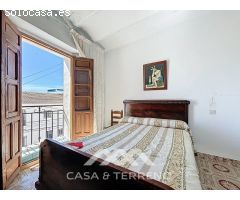 Se vende: Vida de pueblo con encanto - Casa espaciosa con terraza, patio y