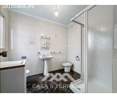 Se vende: Vida de pueblo con encanto - Casa espaciosa con terraza, patio y