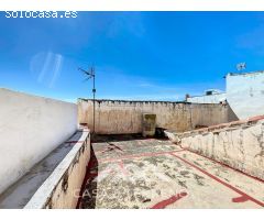 Se vende: Vida de pueblo con encanto - Casa espaciosa con terraza, patio y