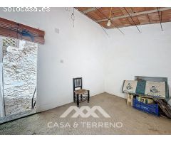 Se vende: Vida de pueblo con encanto - Casa espaciosa con terraza, patio y
