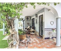 Se vende: Placer de vivir junto al mar: Villa con piscina, jardín y vistas al