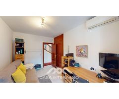 Se vende: Placer de vivir junto al mar: Villa con piscina, jardín y vistas al