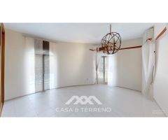 Se vende: Placer de vivir junto al mar: Villa con piscina, jardín y vistas al