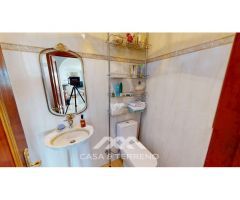 Se vende: Placer de vivir junto al mar: Villa con piscina, jardín y vistas al