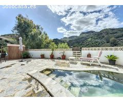 Se vende: Casa con Dos Viviendas, Piscina y Vistas Panorámicas cerca de Comares