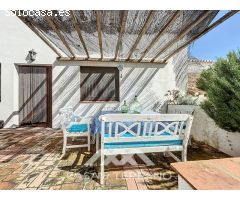 Se vende: Casa con Dos Viviendas, Piscina y Vistas Panorámicas cerca de Comares