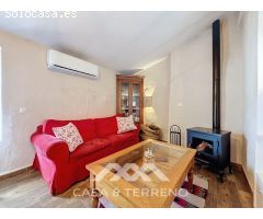 Se vende: Casa con Dos Viviendas, Piscina y Vistas Panorámicas cerca de Comares