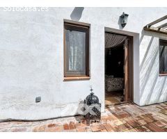 Se vende: Casa con Dos Viviendas, Piscina y Vistas Panorámicas cerca de Comares