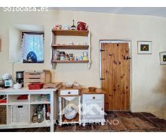 Se vende: Casa con Dos Viviendas, Piscina y Vistas Panorámicas cerca de Comares