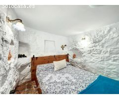 Se vende: Casa con Dos Viviendas, Piscina y Vistas Panorámicas cerca de Comares