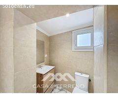 Se vende: Casa de pueblo modernizada con vistas al mar y dos viviendas en