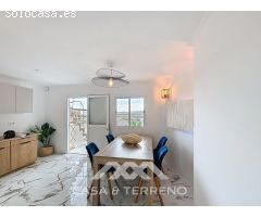 Se vende: Casa de pueblo modernizada con vistas al mar y dos viviendas en