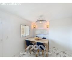 Se vende: Casa de pueblo modernizada con vistas al mar y dos viviendas en