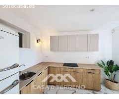 Se vende: Casa de pueblo modernizada con vistas al mar y dos viviendas en