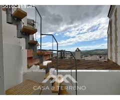 Se vende: Casa de pueblo modernizada con vistas al mar y dos viviendas en