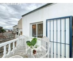 Se vende: Casa de pueblo modernizada con vistas al mar y dos viviendas en