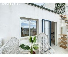 Se vende: Casa de pueblo modernizada con vistas al mar y dos viviendas en