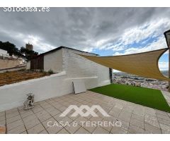 Se vende: Casa de pueblo modernizada con vistas al mar y dos viviendas en