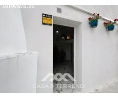 Se vende: Casa de pueblo modernizada con vistas al mar y dos viviendas en