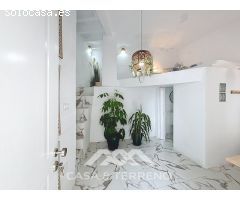 Se vende: Casa de pueblo modernizada con vistas al mar y dos viviendas en
