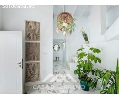 Se vende: Casa de pueblo modernizada con vistas al mar y dos viviendas en