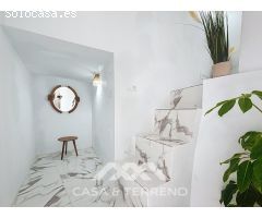 Se vende: Casa de pueblo modernizada con vistas al mar y dos viviendas en