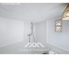 Se vende: Casa de pueblo modernizada con vistas al mar y dos viviendas en
