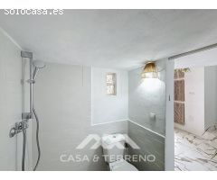 Se vende: Casa de pueblo modernizada con vistas al mar y dos viviendas en