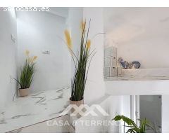 Se vende: Casa de pueblo modernizada con vistas al mar y dos viviendas en