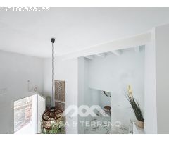 Se vende: Casa de pueblo modernizada con vistas al mar y dos viviendas en