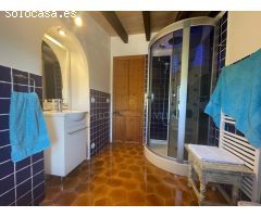 SE ALQUILA MARAVILLOSA CASA DE ESTILO MALLORQUÍN CON PISCINA