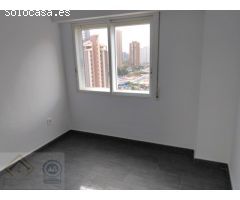 Apartamento reformado en zona Playa Levante de Benidorm. 2 dormitorios. Piscina.