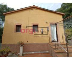 CASA AISLADA CON GRAN TERRENO Y PISCINA