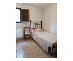 CASA AISLADA CON GRAN TERRENO Y PISCINA