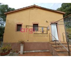 CASA AISLADA CON GRAN TERRENO Y PISCINA