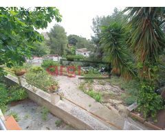 CASA AISLADA CON GRAN TERRENO Y PISCINA