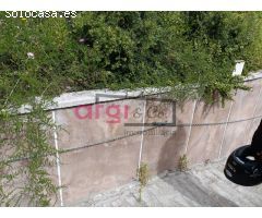 CASA AISLADA CON GRAN TERRENO Y PISCINA