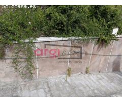 CASA AISLADA CON GRAN TERRENO Y PISCINA