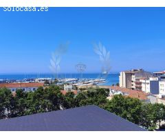 Ático dúplex con vistas al mar y parking en Roses
