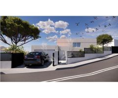 LLANÇA: Villa de nueva construcción con tres viviendas independientes con vistas