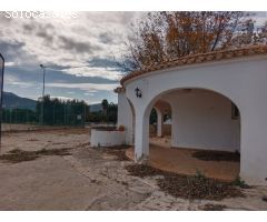 Finca urbana con vivienda, piscina, pista de tenis y terreno agrario de naranjo.