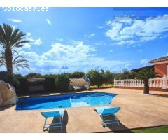 ¡Increíble villa en Denia con una gran parcela cerca del mar!