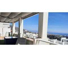 Ático en Venta en Benalmádena: Exclusivo con Vistas Frontales al Mar y Solárium