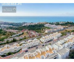 Ático en Venta en Benalmádena: Exclusivo con Vistas Frontales al Mar y Solárium