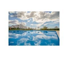 Ático en Venta en Benalmádena: Exclusivo con Vistas Frontales al Mar y Solárium