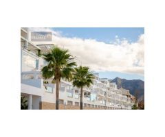Ático en Venta en Benalmádena: Exclusivo con Vistas Frontales al Mar y Solárium