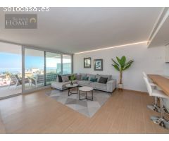 ¡Apartamento de lujo en Benalmádena Costa con vistas al mar!